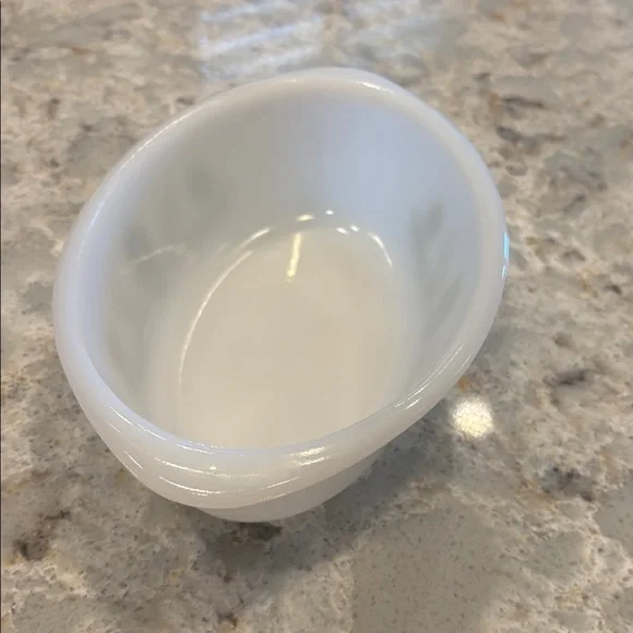 Glassware casserole 1 quart milk glass dish in green daisy pattern. 10 wide - Picture 3 of 9